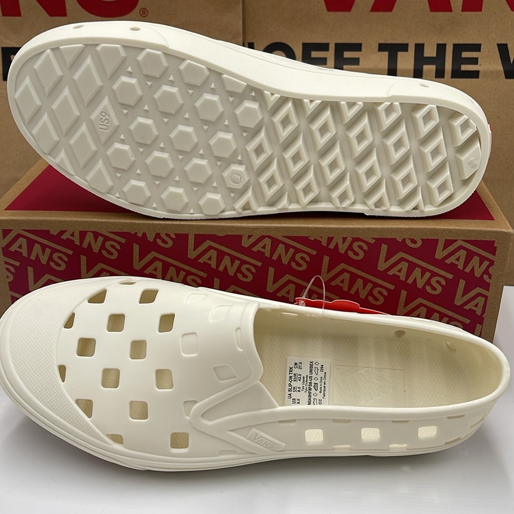 Vans WMNS Slip-On Trk Marshmallow
VN0A5HF8FS8
Sneakers - Picture 4 of 16